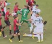 Pumni și picioare în derby! Scene uluitoare: după 14 minute de scandal, arbitrul a fluierat finalul mai devreme