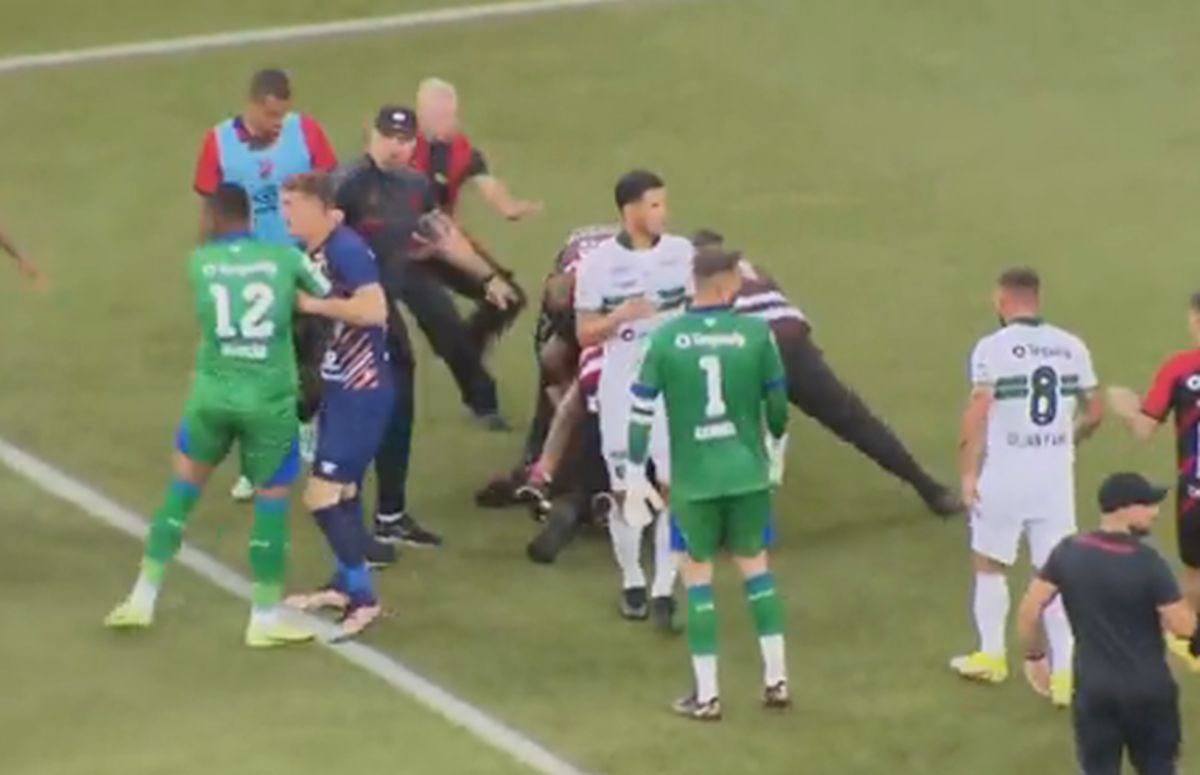 Pumni și picioare în derby! Scene uluitoare: după 14 minute de scandal, arbitrul a fluierat finalul mai devreme