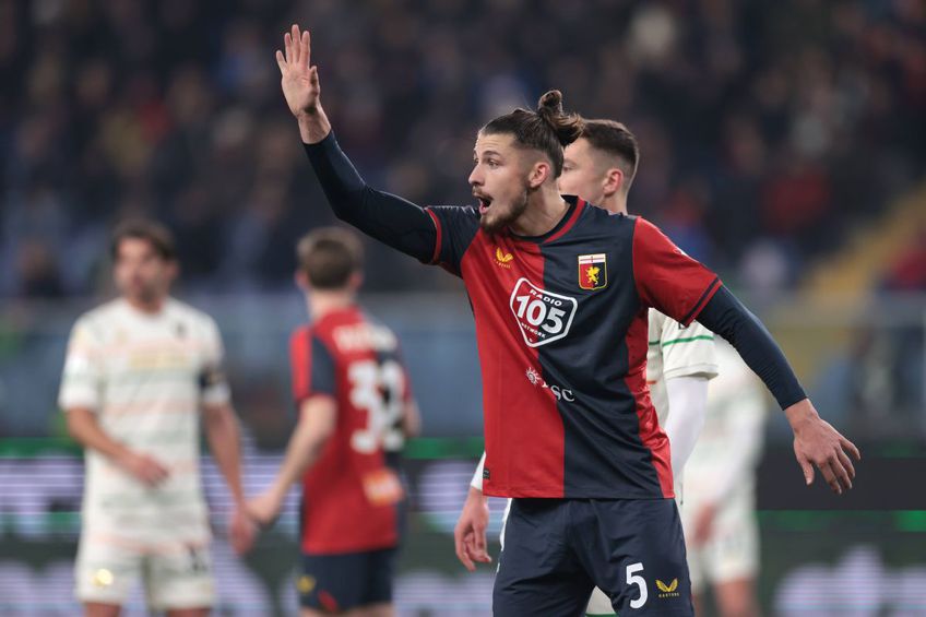 Radu Drăgușin (21 de ani), fundașul central al celor de la Genoa, a fost aspru criticat de presa italiană, după înfrângerea suferită de „Grifon” în fața celor de la Parma, scor 0-2, în runda cu numărul 23 din Serie A. 
Foto: Imago