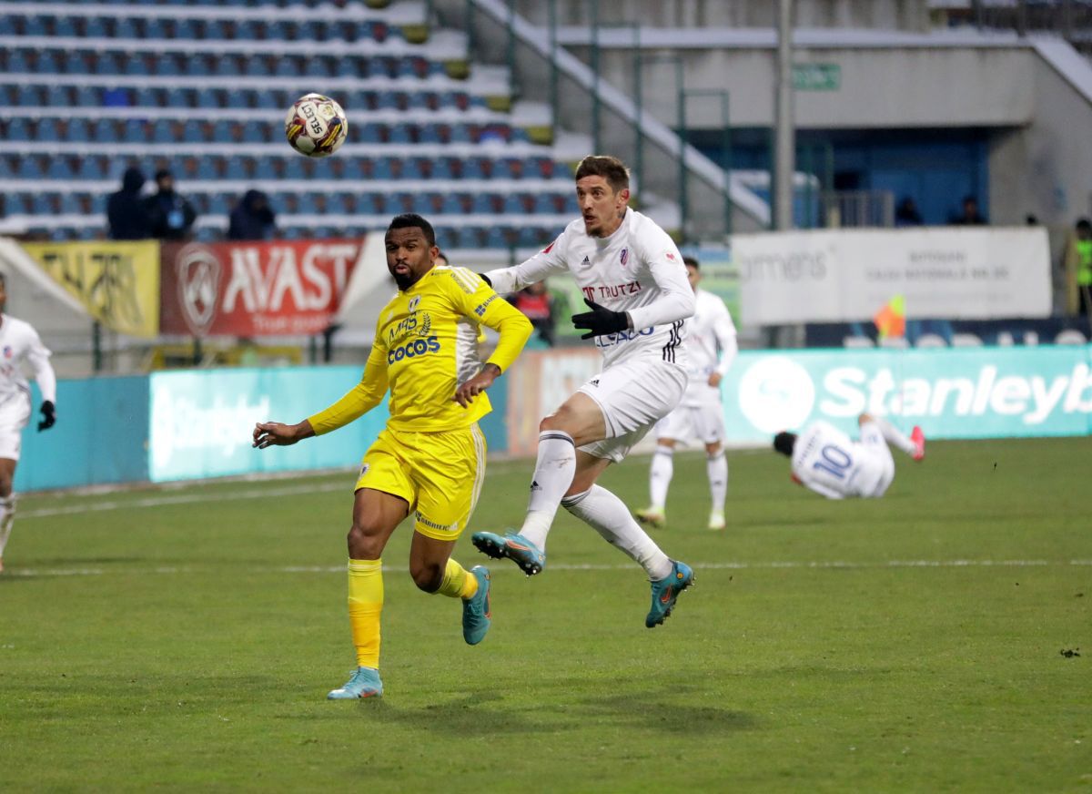 FC Botoșani - Petrolul Ploiești 5-0 » Tiki-taka în Moldova! Trupa lui Stoican îi spulberă pe „găzari” și defilează în 2023: imagini din vestiar, după meci