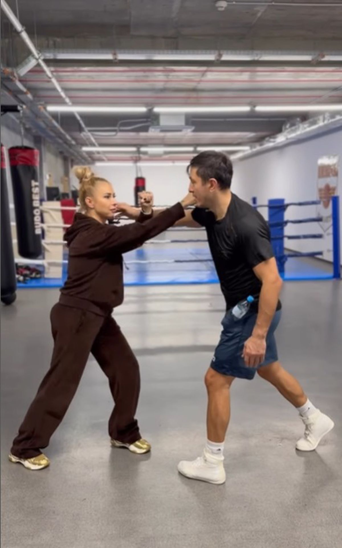 Anamaria Prodan a intrat în sală și învață mișcări de box de la iubit! Imagini de la antrenament