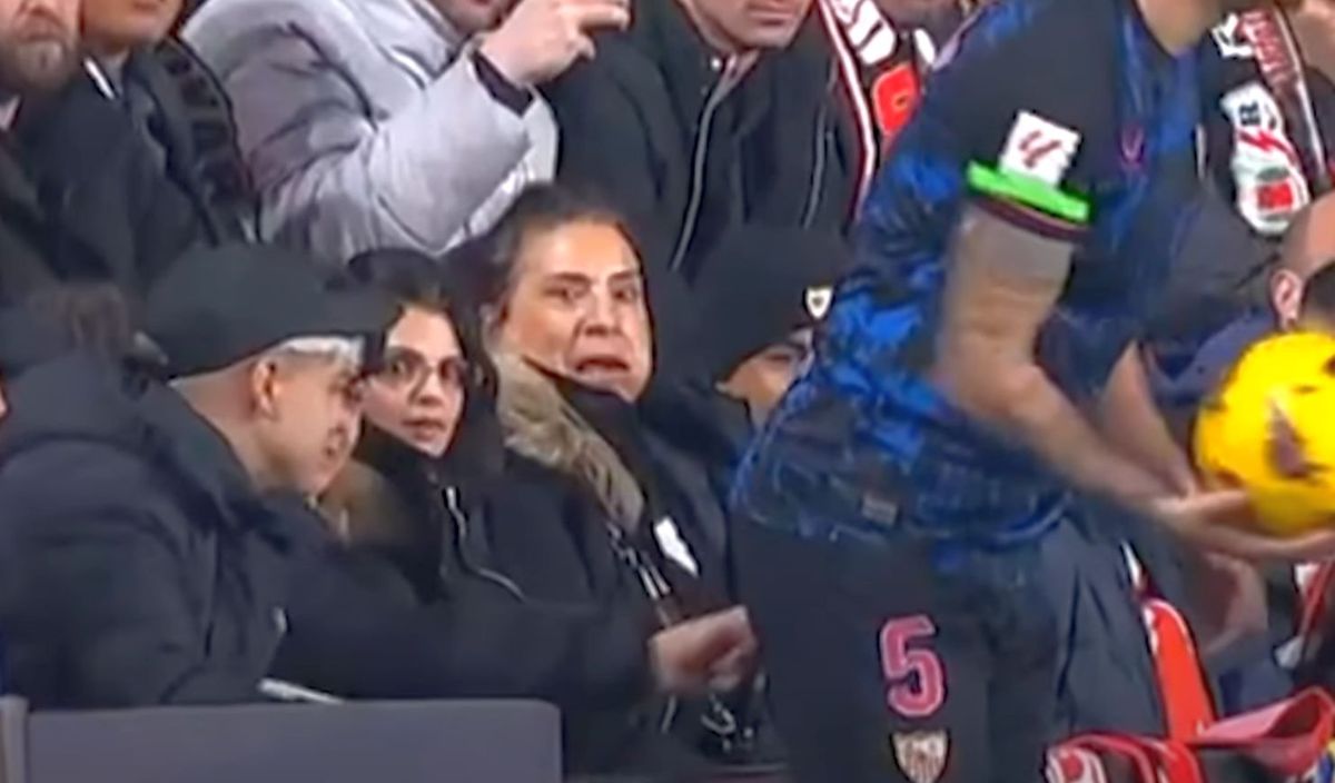 Incident obscen nemaivăzut, la Madrid. Fotbalistul lui FC Sevilla, agresat sexual de un spectator în timpul meciului!