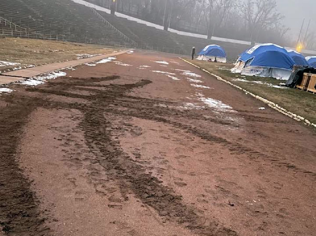 Stadionul istoric al României, transformat în tabără de refugiați, la cererea ONU! Antrenorii acuză că ISU și-a bătut joc de pista de atletism: „Dacă-i lăsam, o distrugeau complet”