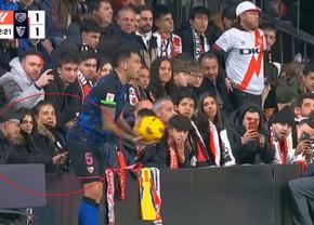 Incident obscen nemaivăzut, la Madrid. Fotbalistul lui FC Sevilla, agresat sexual de un spectator în timpul meciului!