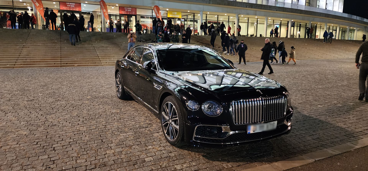 Teia Sponte a venit la FCSB - Farul cu un Bentley Flying Spur A