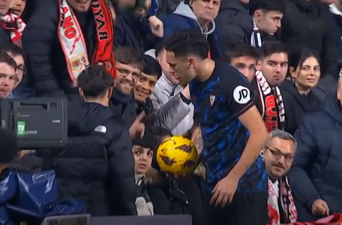 Incident obscen nemaivăzut, la Madrid. Fotbalistul lui FC Sevilla, agresat sexual de un spectator în timpul meciului!