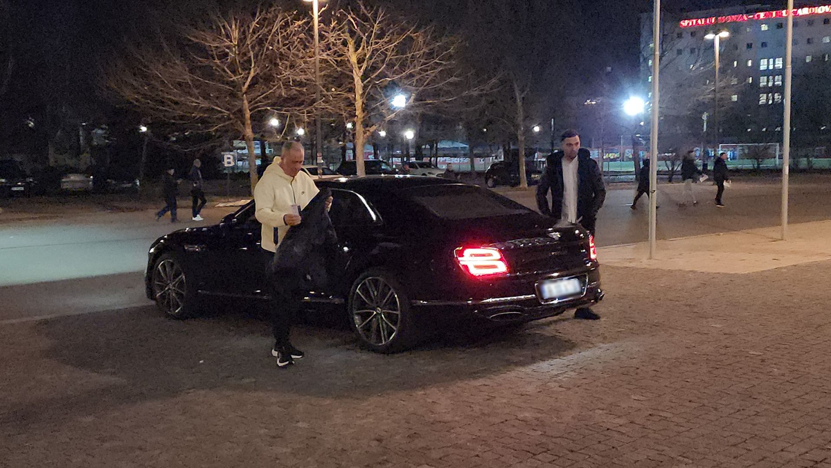 Teia Sponte a venit la FCSB - Farul cu un Bentley Flying Spur A