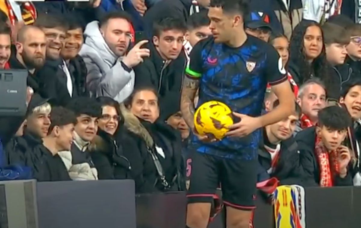 Incident obscen nemaivăzut, la Madrid. Fotbalistul lui FC Sevilla, agresat sexual de un spectator în timpul meciului!