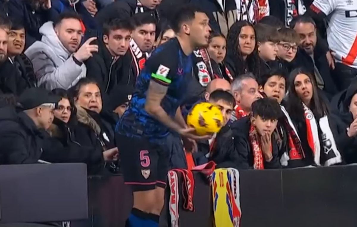 Incident obscen nemaivăzut, la Madrid. Fotbalistul lui FC Sevilla, agresat sexual de un spectator în timpul meciului!