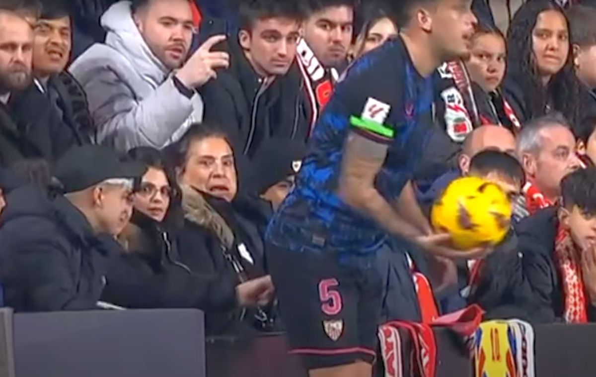 Incident obscen nemaivăzut, la Madrid. Fotbalistul lui FC Sevilla, agresat sexual de un spectator în timpul meciului!