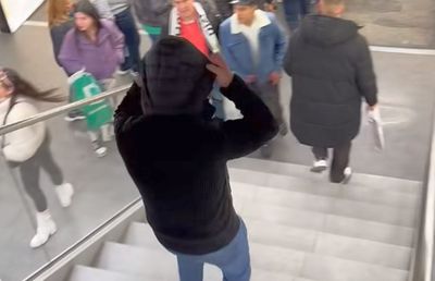 „Hoț român! Mi-a băgat mâna în buzunar!”. Magicianul Robert Tudor a postat filmarea » Incident în magazinul lui Real Madrid