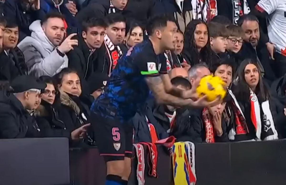 Incident obscen nemaivăzut, la Madrid. Fotbalistul lui FC Sevilla, agresat sexual de un spectator în timpul meciului!