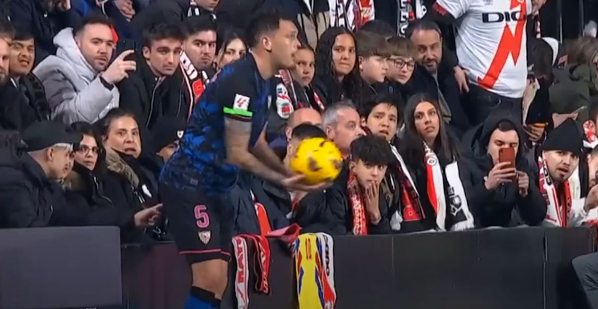 Incident obscen nemaivăzut, la Madrid. Fotbalistul lui FC Sevilla, agresat sexual de un spectator în timpul meciului!