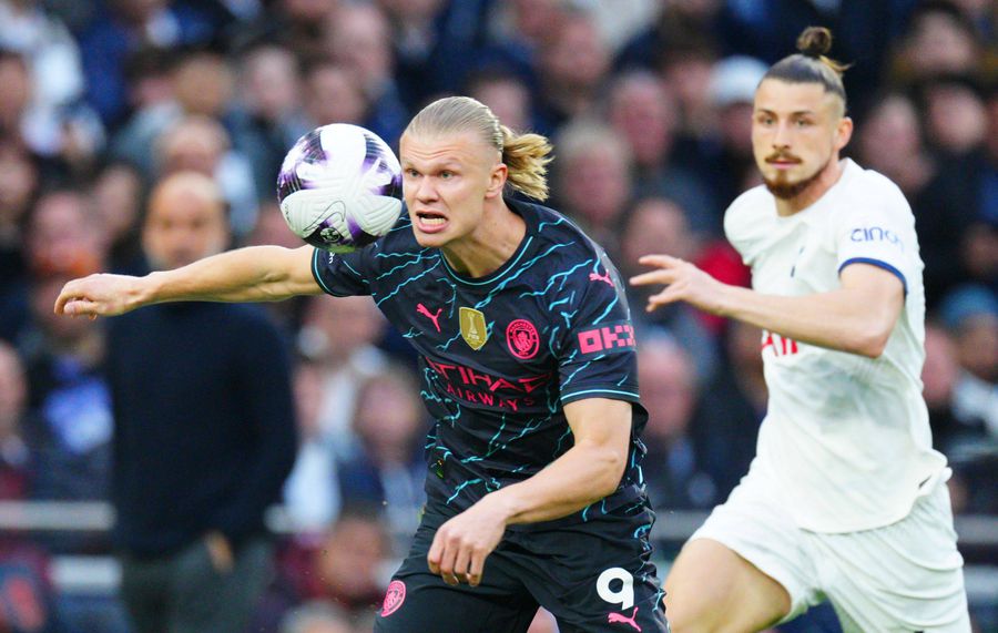 Radu Drăgușin, în duel cu Erling Haaland, într-un meci dintre Tottenham și Manchester City / Foto: Imago „Șase, șapte, opt ore pe zi” » Fotbalistul naționalei, dezvăluiri despre ruptura carierei: „O cameră hiperbarică, în care stau și inspir oxigen pur!”