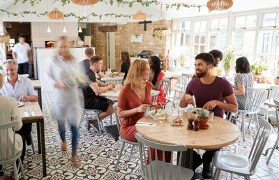 5 Strategii de Marketing Care Aduc Clienți Noi în Restaurantul Tău
