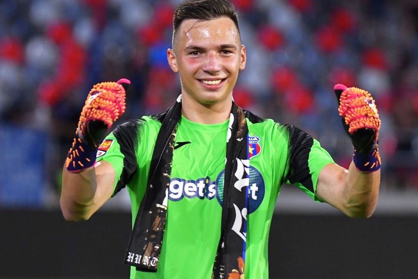 Raul Bălbărău, cu eșarfa Peluzei Sud la gât, în perioada în care juca la Steaua / Sursă foto: Facebook