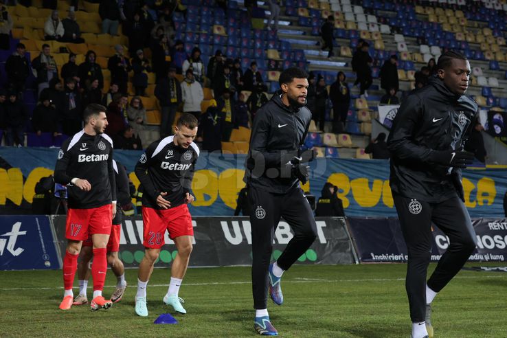 Jucătorii la încălzire, înainte de Petrolul - FCSB/ Foto: Ionuț Iordache GSP.