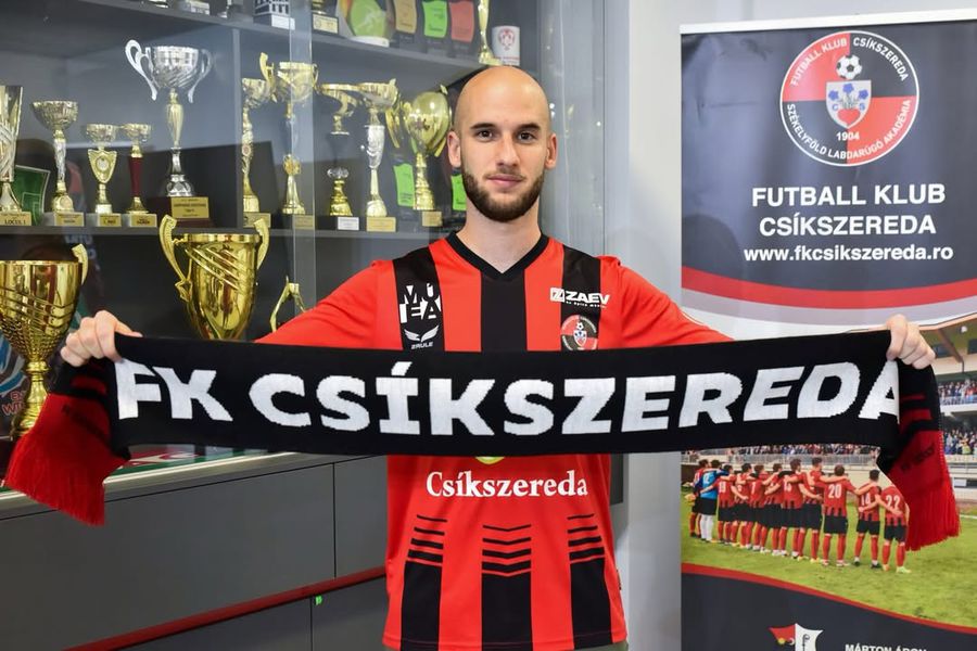 Jucător crescut în academia Barcelonei, prezentat oficial în Superliga