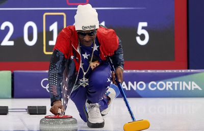 Snoop Dogg a făcut senzație la Jocurile Olimpice de la Milano, încercând mai multe sporturi de iarnă