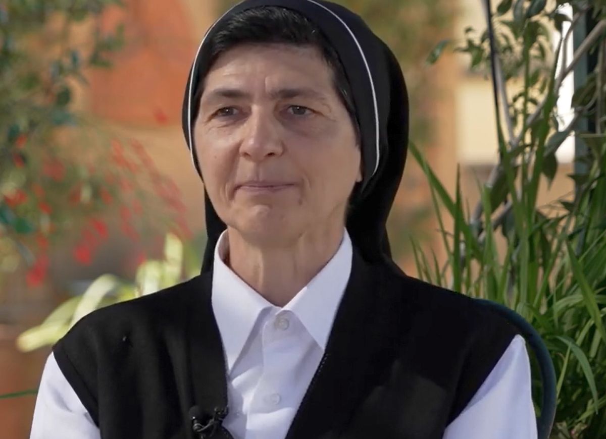 Ce poveste! Călugărița care dirija traficul în Italia e româncă și a jucat fotbal în națională: „Sportul îmi oferea doar bucurii de moment”