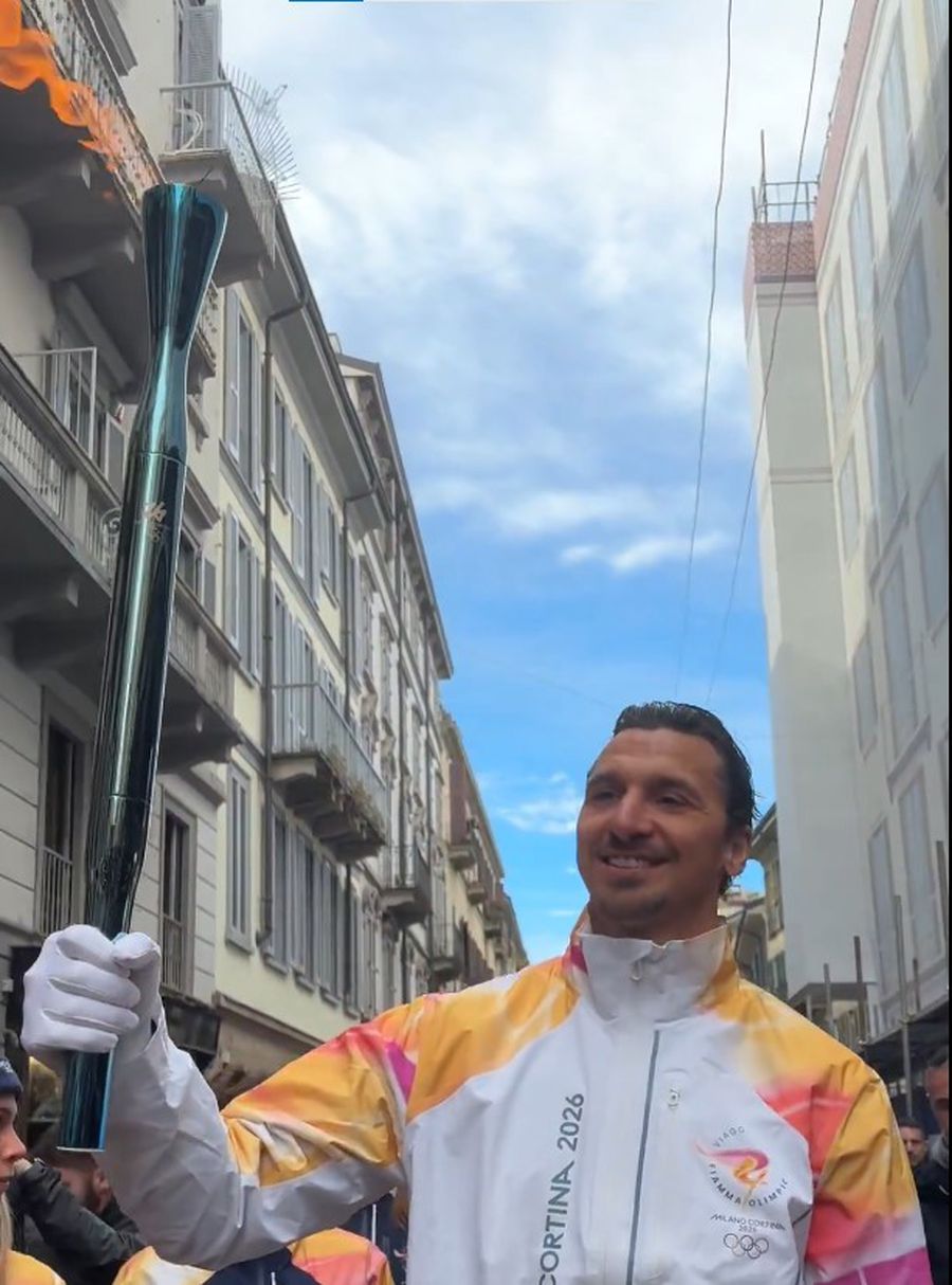 Zlatan Ibrahimovic poartă flacăra olimpică în Milano / Foto: X The Olympic Games Cum a fost prezentat Ibrahimovic, care a purtat torța în Milano astăzi: „Flacăra olimpică nu l-a ales pe Zlatan...”