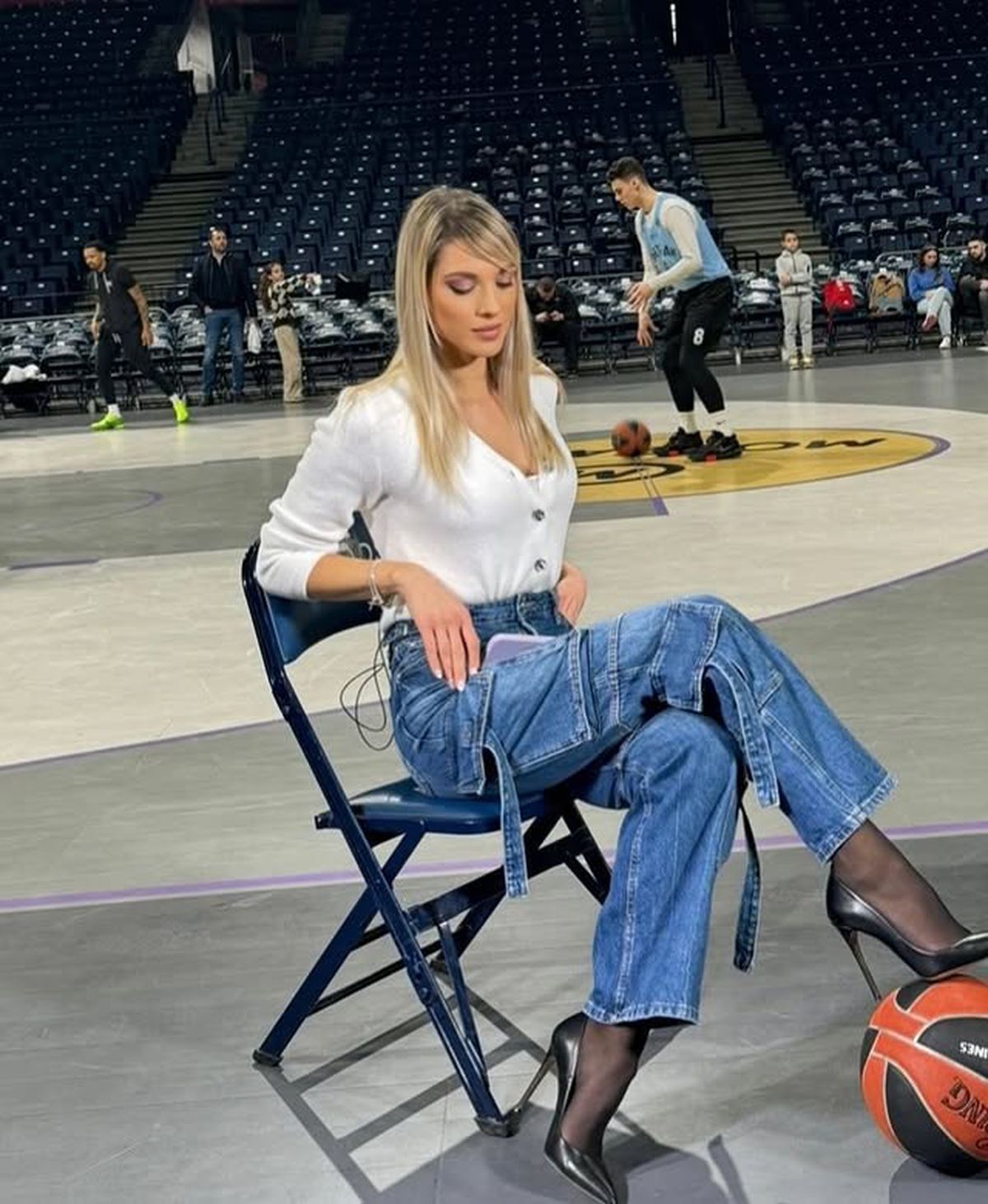 Toți ochii pe ea la interviuri! » Reporterița care a „înnebunit” fanii din Euroliga: „Nu sunt multe ca ea!”