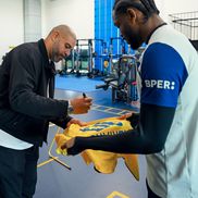 Adriano i-a dat un autograf lui Marcus Thuram pe tricoul cu numărul 10 și numele lui Adriano / Foto: X Inter