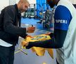Adriano i-a dat un autograf lui Marcus Thuram pe tricoul cu numărul 10 și numele lui Adriano / Foto: X Inter