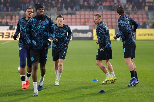 Yann Bisseck (cu căciulă) este pe lista lui Bayern pentru mercato estival / Foto: Imago