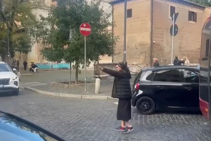 Emilia Jitaru, dirijând traficul pe o străduță din Italia