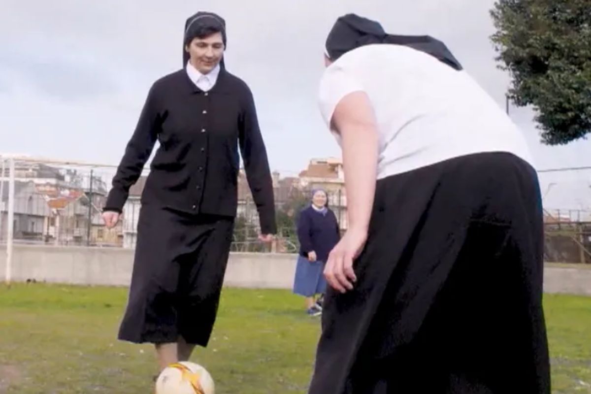 Ce poveste! Călugărița care dirija traficul în Italia e româncă și a jucat fotbal în națională: „Sportul îmi oferea doar bucurii de moment”