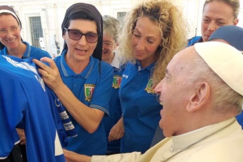 Emilia Jitaru, cu ochelari, lângă Papa Francisc