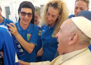 Ce poveste! Călugărița care dirija traficul în Italia e româncă și a jucat fotbal în națională!