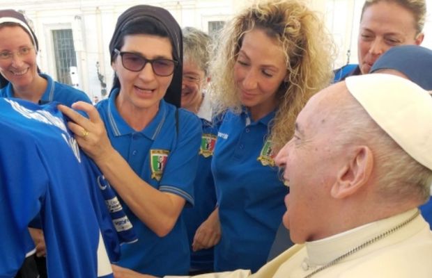 Ce poveste! Călugărița care dirija traficul în Italia e româncă și a jucat fotbal în națională: „Sportul îmi oferea doar bucurii de moment”