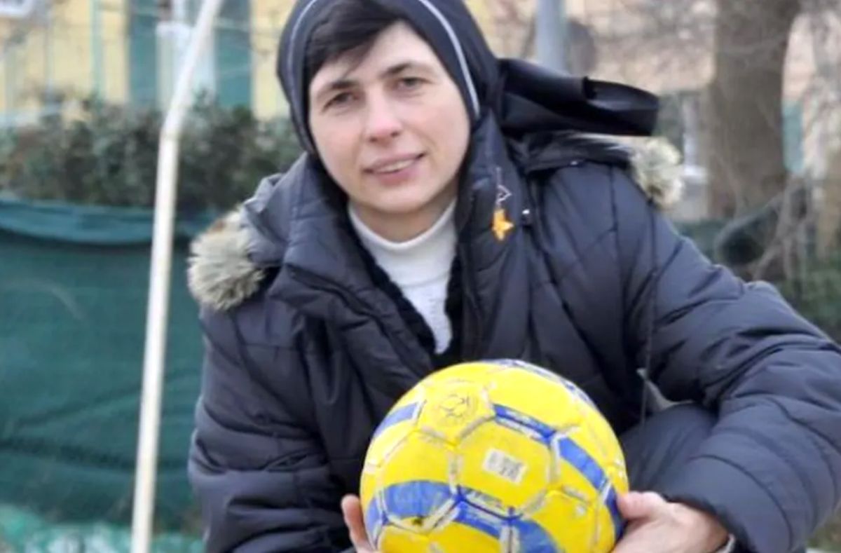 Ce poveste! Călugărița care dirija traficul în Italia e româncă și a jucat fotbal în națională: „Sportul îmi oferea doar bucurii de moment”