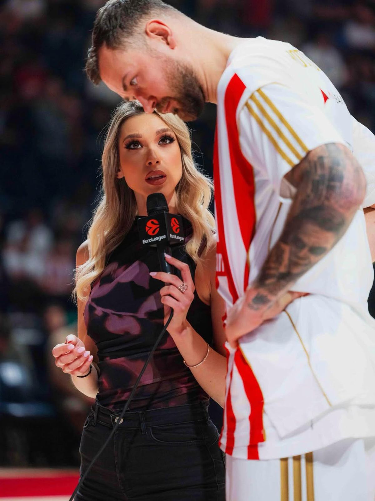 Toți ochii pe ea la interviuri! » Reporterița care a „înnebunit” fanii din Euroliga: „Nu sunt multe ca ea!”