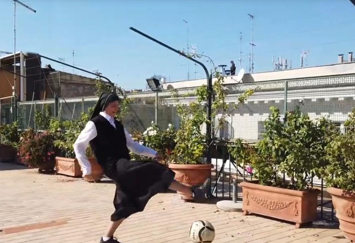 Ce poveste! Călugărița care dirija traficul în Italia e româncă și a jucat fotbal în națională: „Sportul îmi oferea doar bucurii de moment”