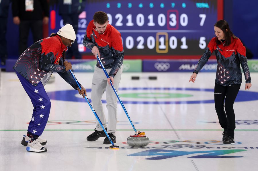 Snoop Dogg a făcut senzație la Jocurile Olimpice de la Milano, încercând mai multe sporturi de iarnă