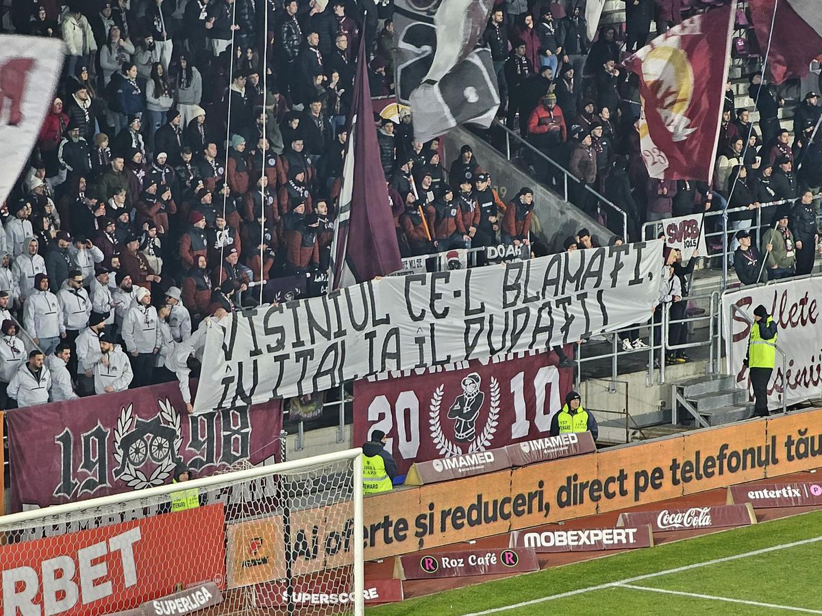 Mesajele afișate de galerii la Rapid - Petrolul