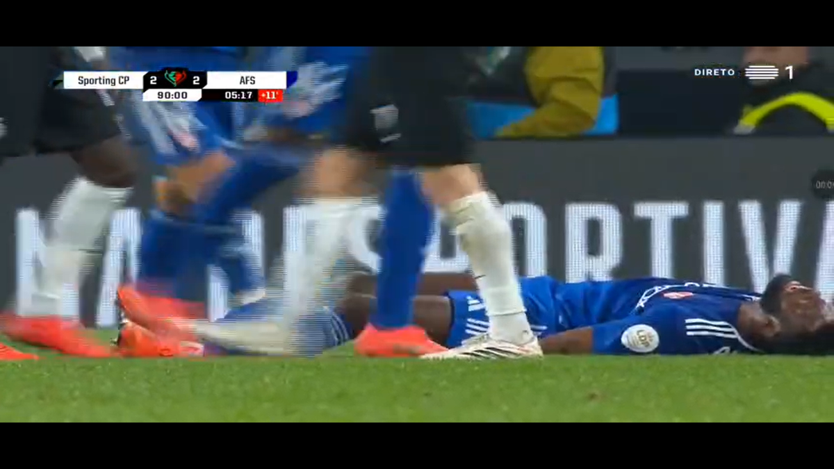 HORROR! Rapidistul Antoine Baroan și-a rupt piciorul chiar la debutul pentru noua echipă » Imagini greu de privit