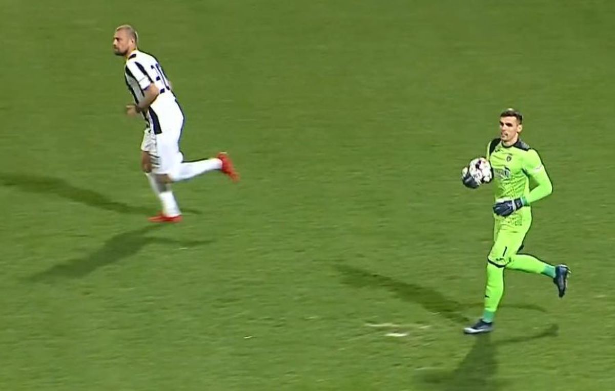 ASTRA - BOTOȘANI // VIDEO+FOTO Fază ciudată în play-off » Arbitrul a dictat indirectă după un gest nemaivăzut al lui Tamaș! EXCLUSIV Ce spune Cristi Balaj