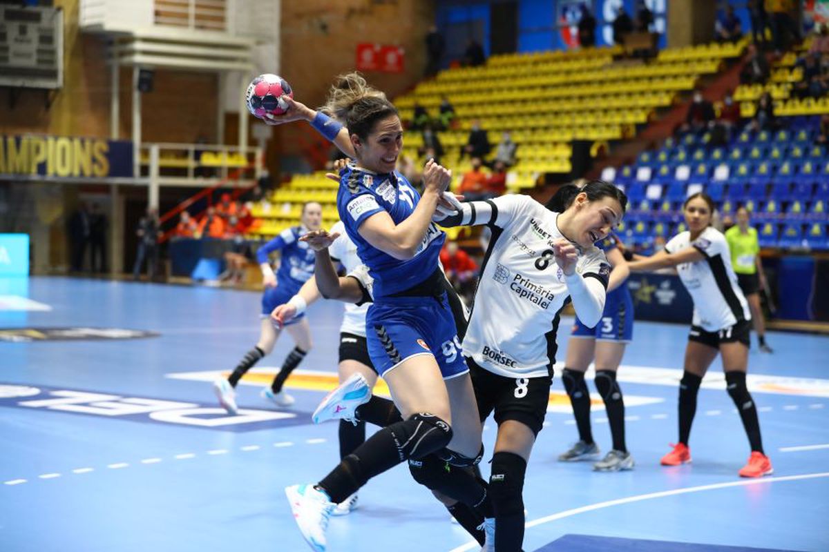 Cronica meciului SCM Rm. Vâlcea - CSM București 24-33. CSM cu mult peste Vâlcea: calitatea jucătoarelor face diferența » Vâlcea, ca un boxer numărat în picioare!