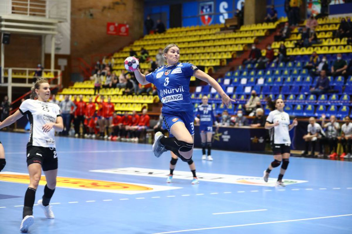 Cronica meciului SCM Rm. Vâlcea - CSM București 24-33. CSM cu mult peste Vâlcea: calitatea jucătoarelor face diferența » Vâlcea, ca un boxer numărat în picioare!