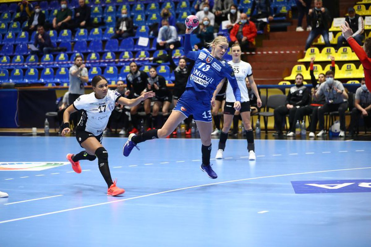 Cronica meciului SCM Rm. Vâlcea - CSM București 24-33. CSM cu mult peste Vâlcea: calitatea jucătoarelor face diferența » Vâlcea, ca un boxer numărat în picioare!