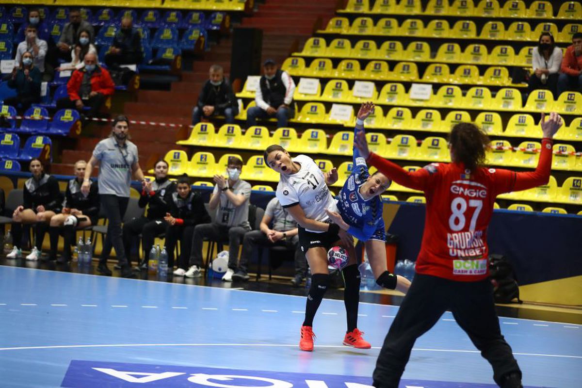 Cronica meciului SCM Rm. Vâlcea - CSM București 24-33. CSM cu mult peste Vâlcea: calitatea jucătoarelor face diferența » Vâlcea, ca un boxer numărat în picioare!