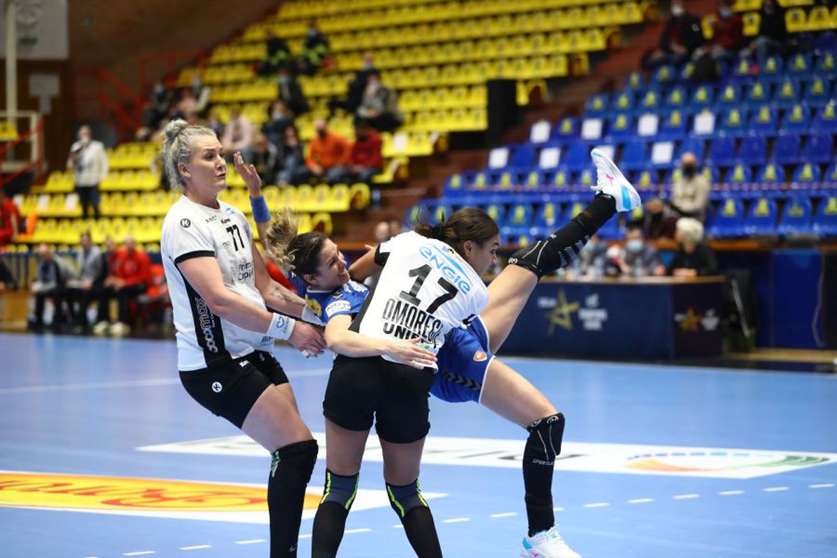 Cronica meciului SCM Rm. Vâlcea - CSM București 24-33. CSM cu mult peste Vâlcea: calitatea jucătoarelor face diferența » Vâlcea, ca un boxer numărat în picioare!