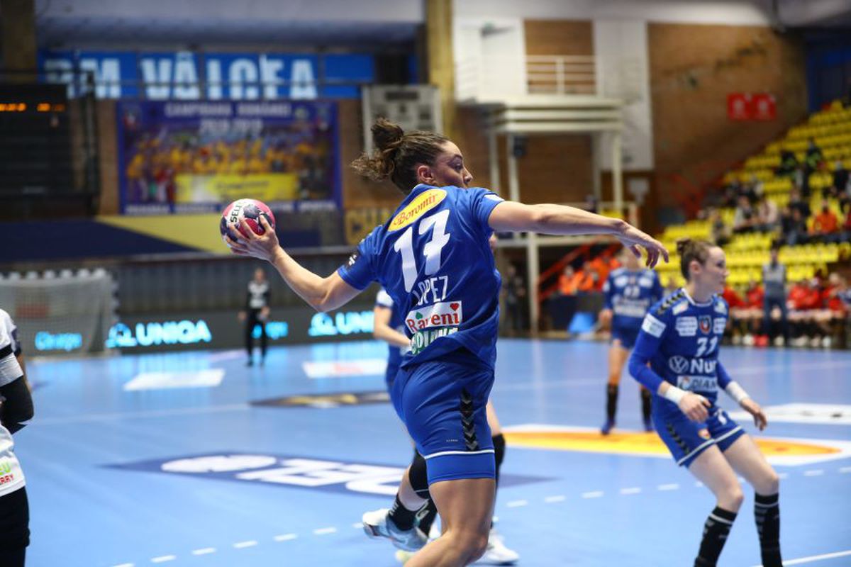 Cronica meciului SCM Rm. Vâlcea - CSM București 24-33. CSM cu mult peste Vâlcea: calitatea jucătoarelor face diferența » Vâlcea, ca un boxer numărat în picioare!