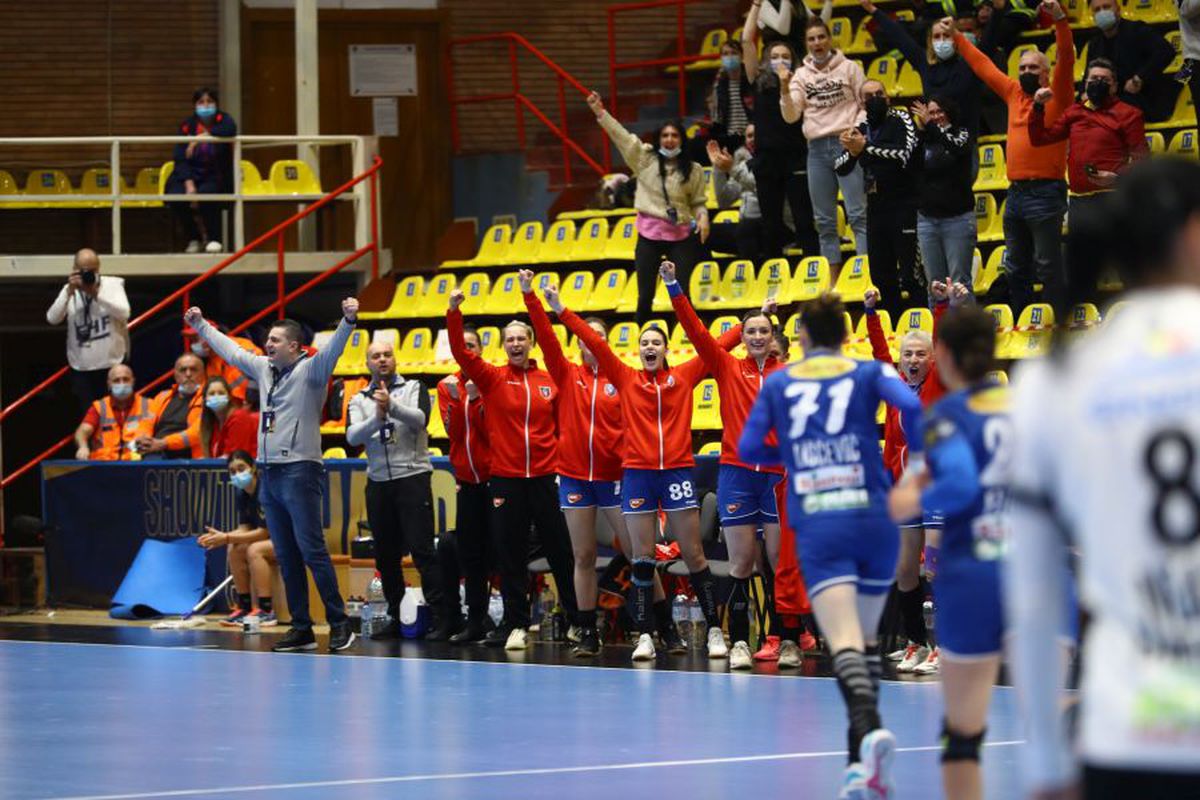 Cronica meciului SCM Rm. Vâlcea - CSM București 24-33. CSM cu mult peste Vâlcea: calitatea jucătoarelor face diferența » Vâlcea, ca un boxer numărat în picioare!