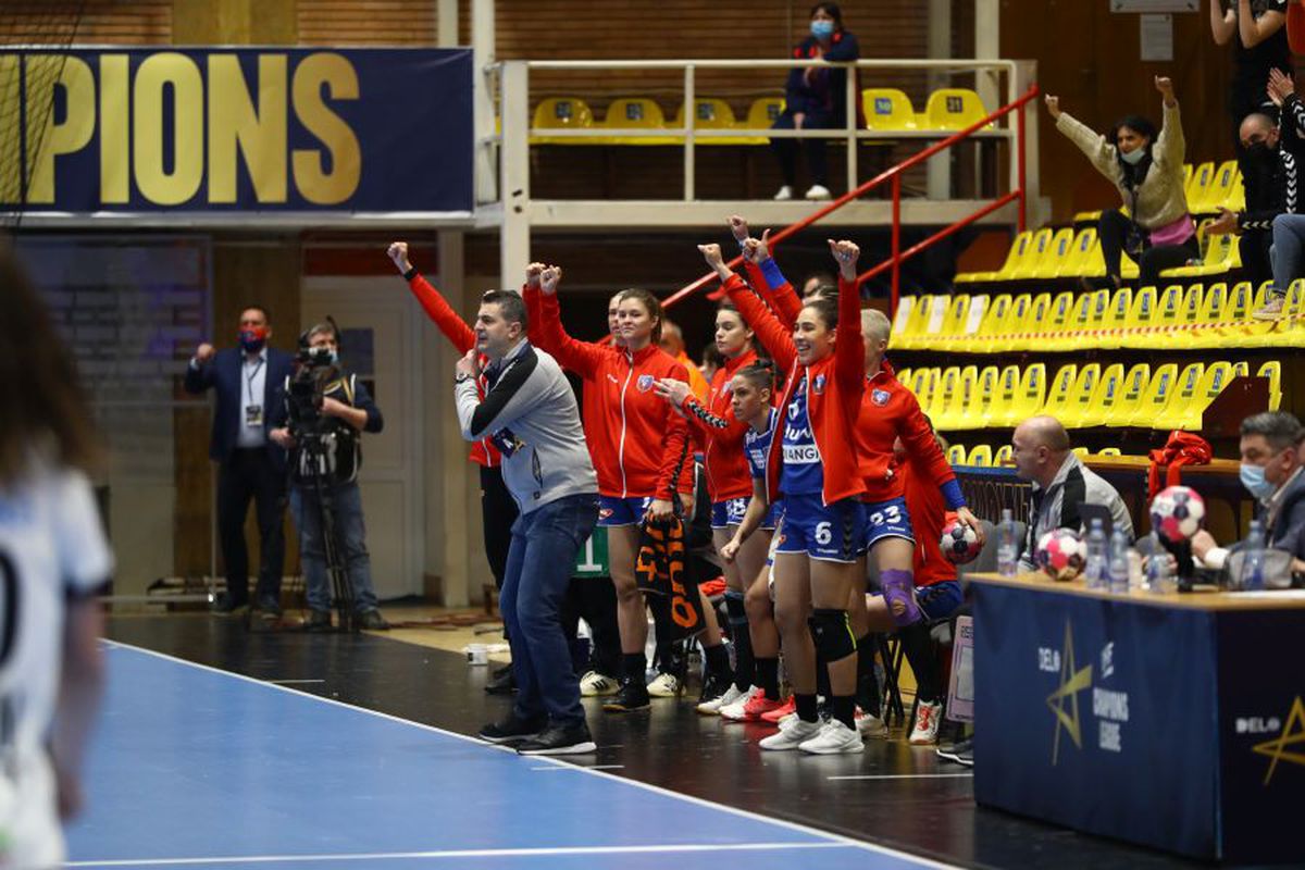 Cronica meciului SCM Rm. Vâlcea - CSM București 24-33. CSM cu mult peste Vâlcea: calitatea jucătoarelor face diferența » Vâlcea, ca un boxer numărat în picioare!