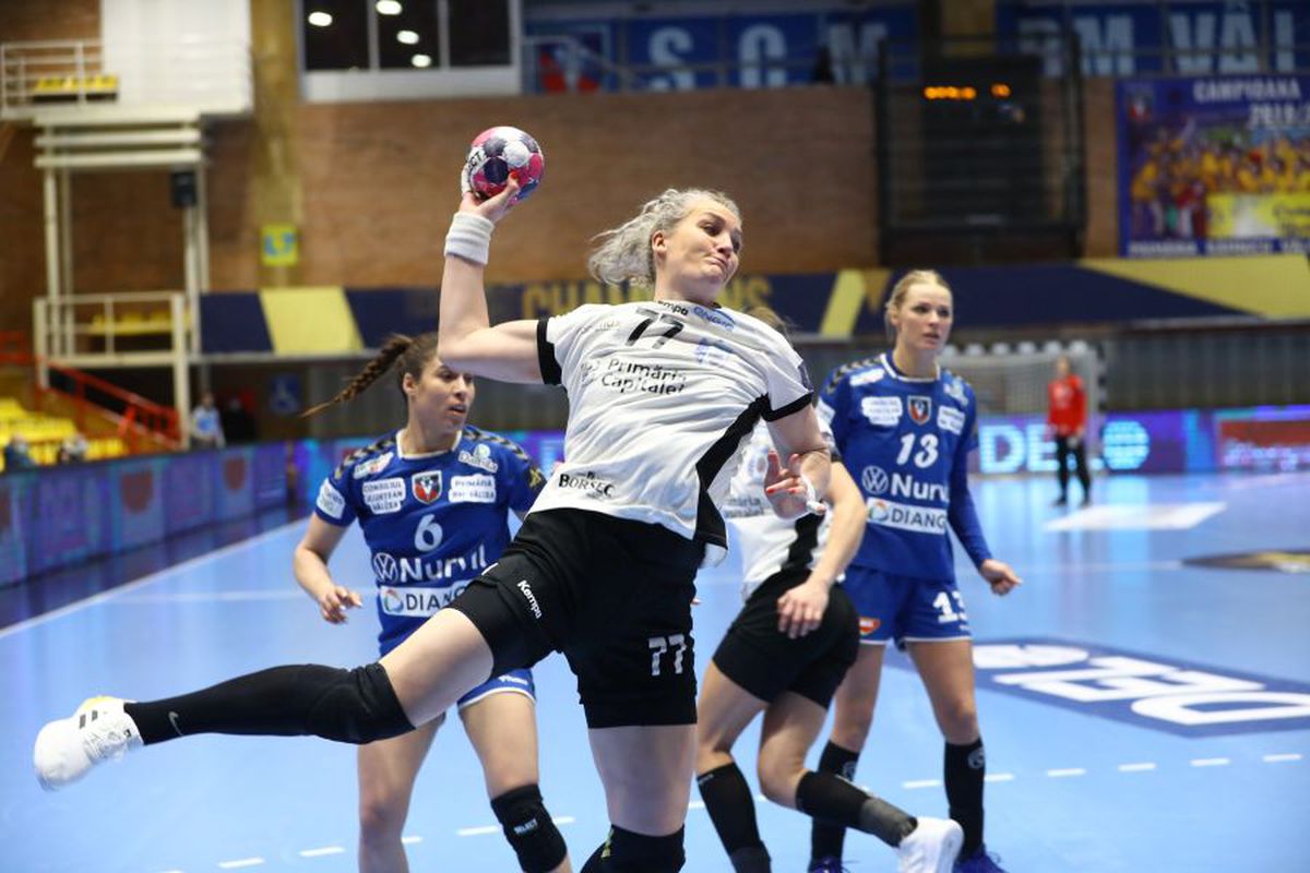 Cronica meciului SCM Rm. Vâlcea - CSM București 24-33. CSM cu mult peste Vâlcea: calitatea jucătoarelor face diferența » Vâlcea, ca un boxer numărat în picioare!